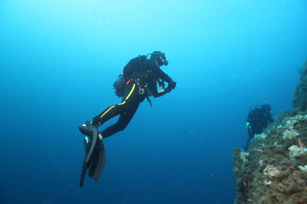 [cr] plongée sur le sec des Suisses Agay Ag0968