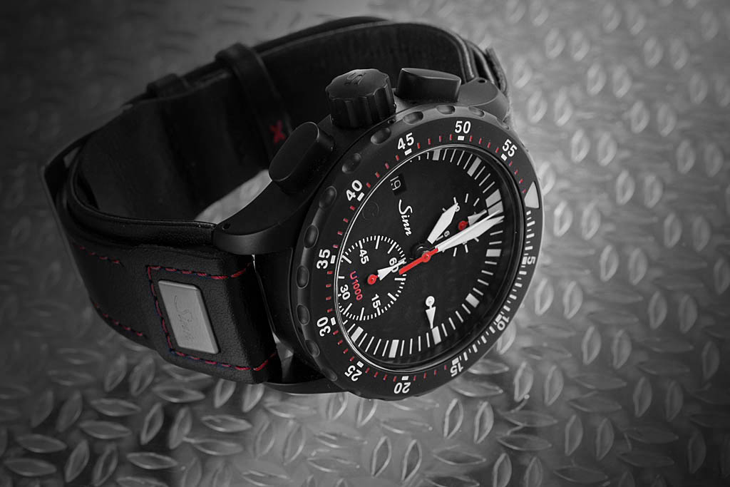 un costard noir ... U1000strap02