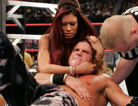 mickie james reta a la nueva campeona 112006melina2