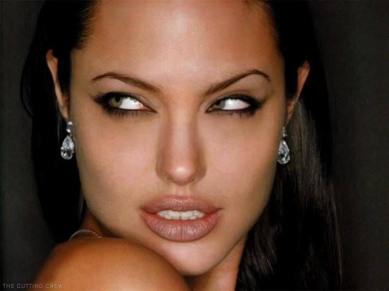 Hollywood-to sve moe minka Angelina_Jolie_watching_dengerously