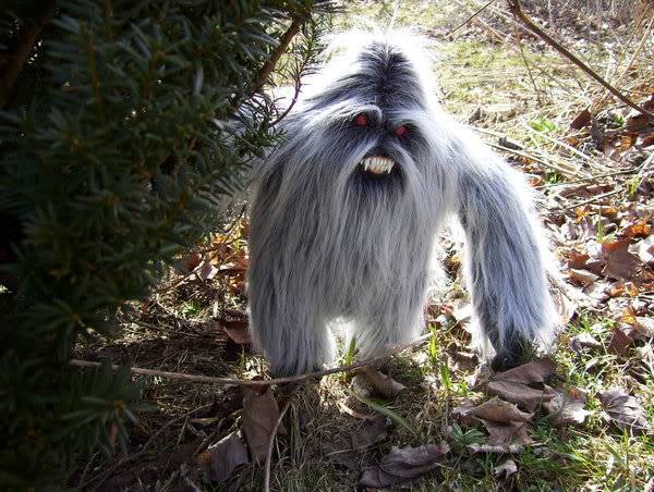 Un bigfoot en caoutchouc congelé Yeti