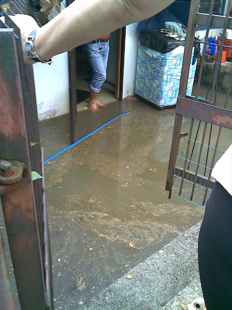 HOUSE FLOOD!!! 16022009006