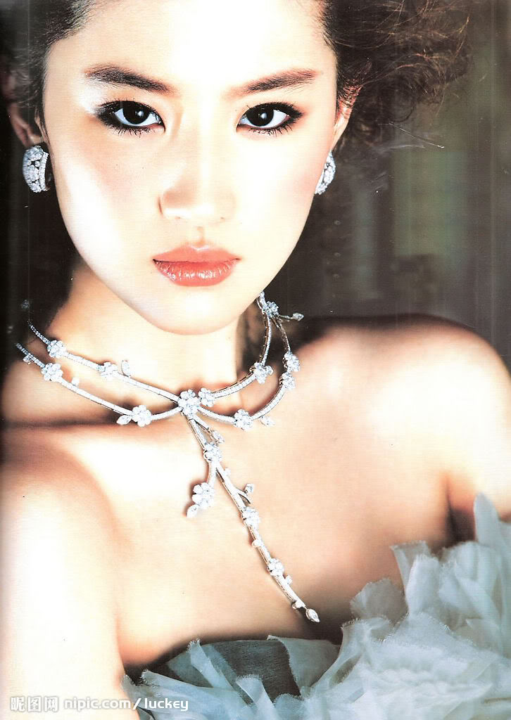 นิตยสาร Bazaar Jewelry ฉบับเดือนมิถุนายนและเดือนกรกฏาคม 2009 [6-7/09]  1951702_000156532_2