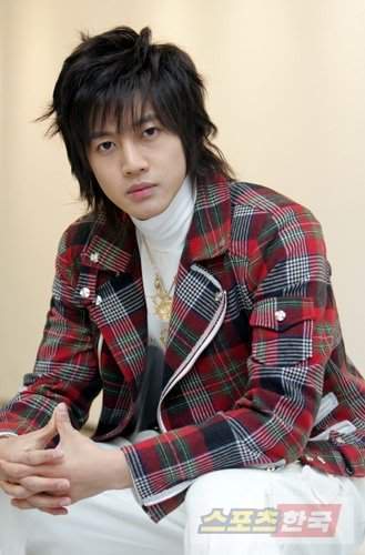 He iz sho zì đệp trai ... got a super kute smile .... KimHyunJoong14