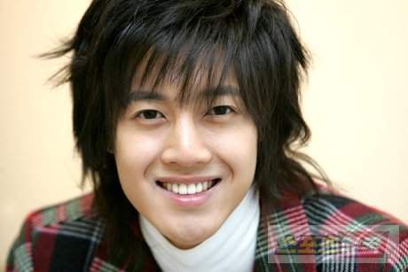 He iz sho zì đệp trai ... got a super kute smile .... KimHyunJoong17