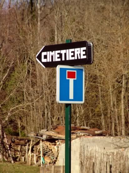 images du week end Insolite-cimetiere-montaigut-puy-ch