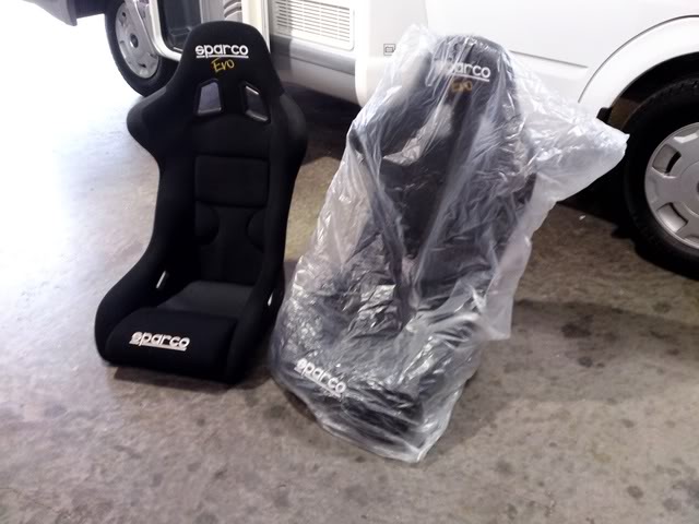 2 x Sparco Evo 5 Point Bucket Seats DSC01034