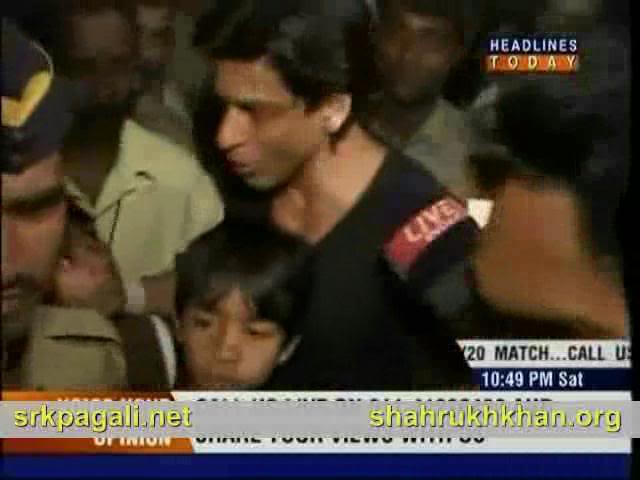 حضور شاه روخ خان و عائلته مباراة الكريكيت الختامية PDVD_012-1