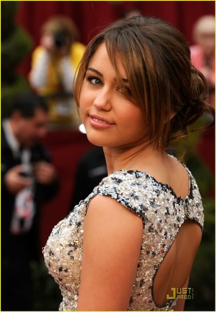  مايلي تتعرض للاحراج في الاوسكر Miley-cyrus-2009-oscars-03