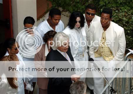 منوعات مايكل Large_michael-jackson-family-2004