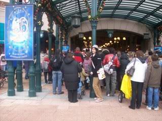 quelques photos de moi et mon amoureux a disney!! Disneylandparis2007souslapluie158