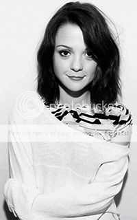 Kora fait du coloriage, et elle déborde Kathryn-Prescott-2-by-Elnaie