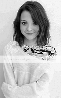 Kora fait du coloriage, et elle déborde Kathryn-Prescott-4-by-Elnaie.jpg