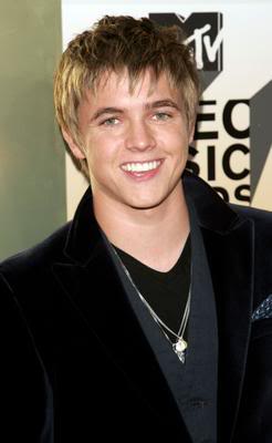 Najljepsi muskarci svijeta 71747934CA016_jesse-mccartney-singe