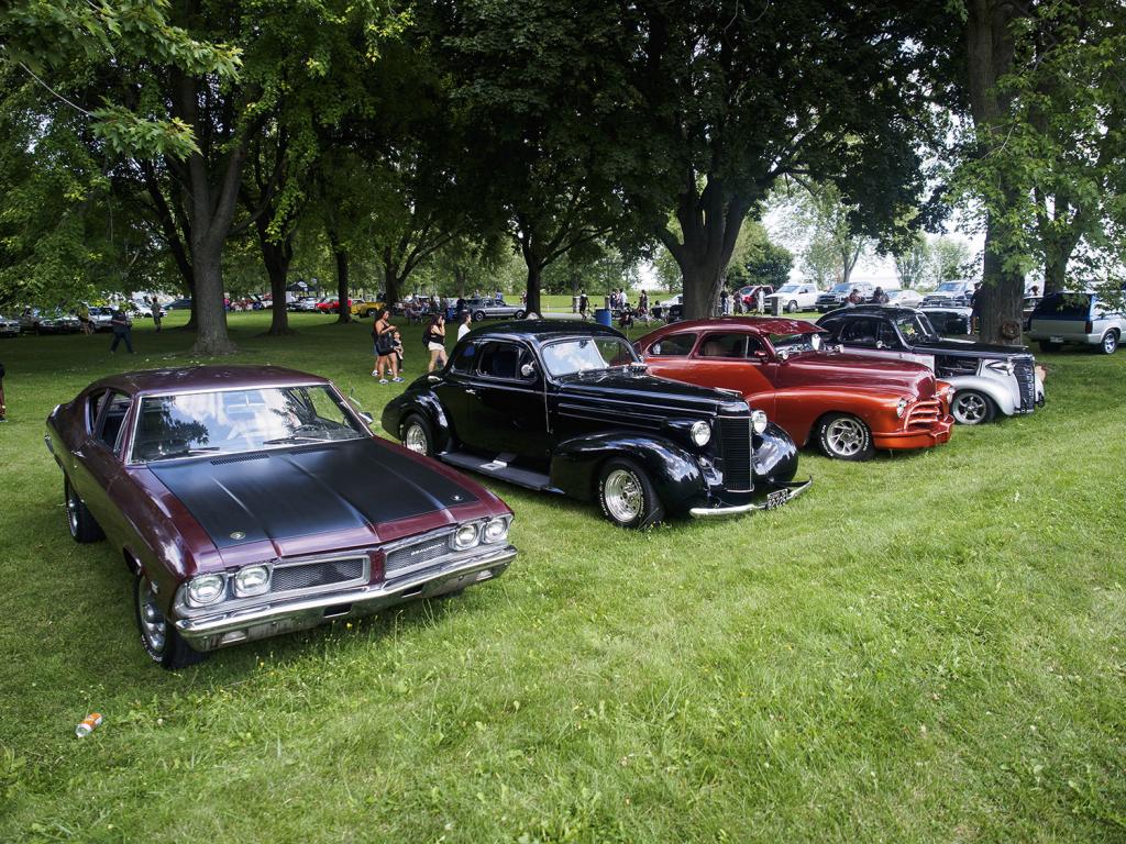 8EME BBQ ANNUEL DU CLUB DE LOWRIDER LUXURIOUS MONTREAL - Page 2 Luxurious-car-club-lowrider-bbq-pics-gallery-canada-montreal-1CAVDKZ5K