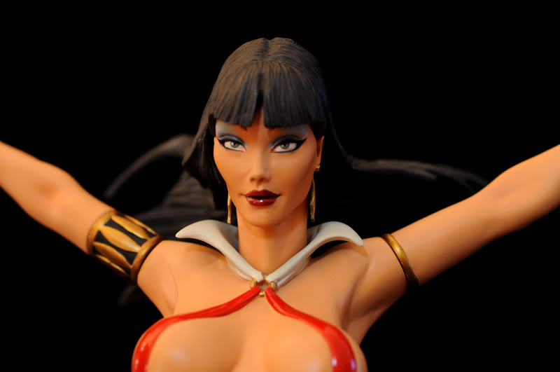 [Sideshow] Vampirella Comiquette - Polystone Statue - Destruidora de casamentos/namoros lançada! - Página 2 Vampirella_12