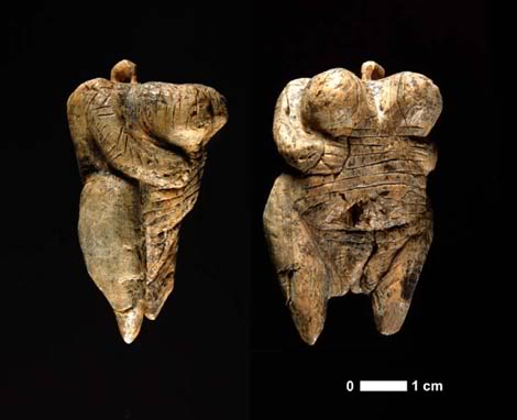 Una Venus esculpida en marfil de hace 35.000 años, la figura humana más antigua 1242213936_0