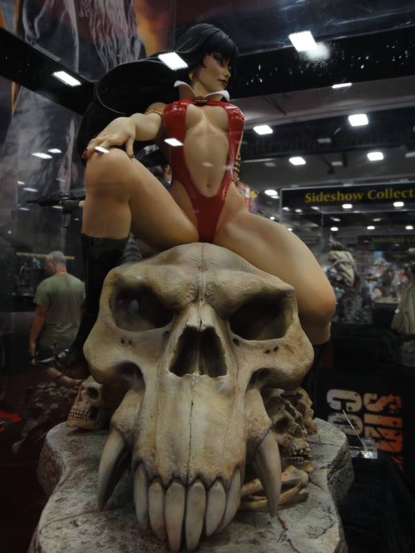 [SDCC 2011] Sideshow -  Vampirella Premium Format DSC03171