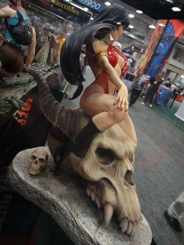 [SDCC 2011] Sideshow -  Vampirella Premium Format DSC03172