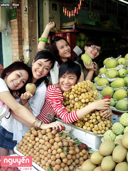 Cùng NLCC xuống phố-- (mấy bà này ca sĩ mà đi dzậy chắc bị ám sát wa' ...cười) DSC07013