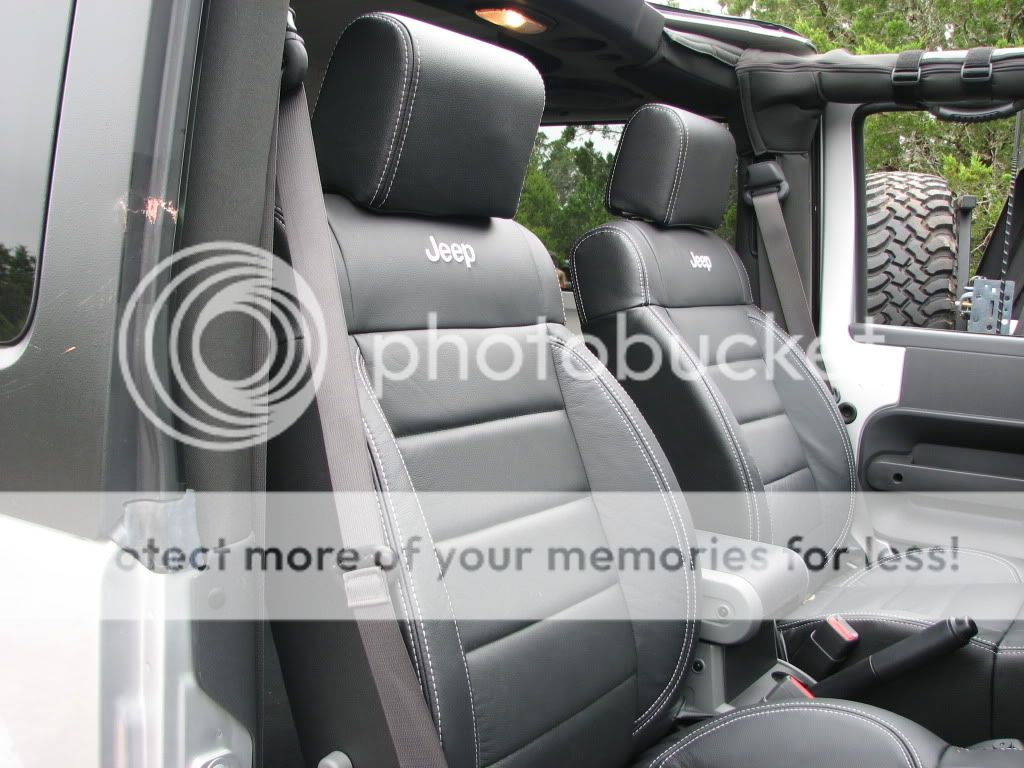 2 door leather seats (black w/Jeep logo) IMG_3478