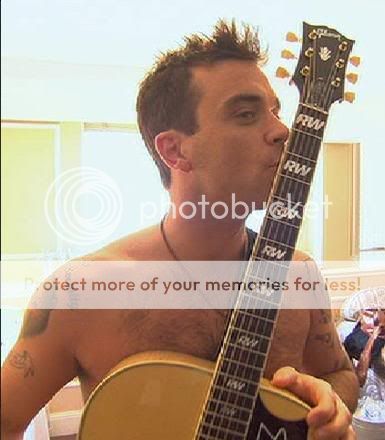 Robbie: avant et maintenant - Page 14 Guitarandshirtless