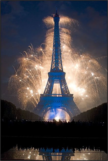 Le fil des anniversaires...(suite 1) - Page 2 Tour_eiffel_feux_d_artifice