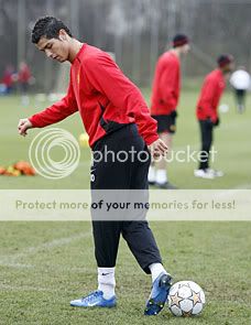 Entrenamiento del Manchester United 26/11/2007 Ronaldo2611l228x295hl1