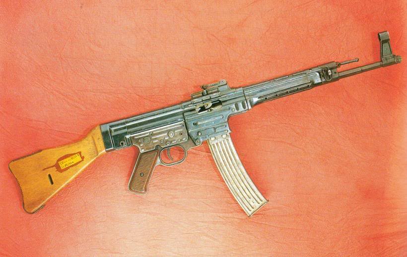 اشهر الاسلحه التي استخدمها الجنود ابان الحرب العالميه الثانيه  MP43B