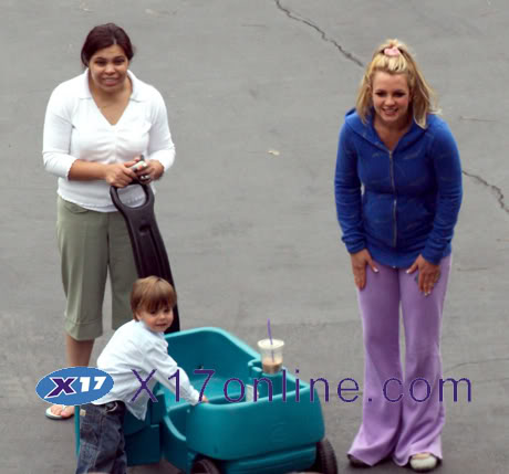 Brit's Happy Mother's Day (Ngày Các Bà Mẹ vui vẻ của Brit) BSpearsMotherDayPart2_03_X1