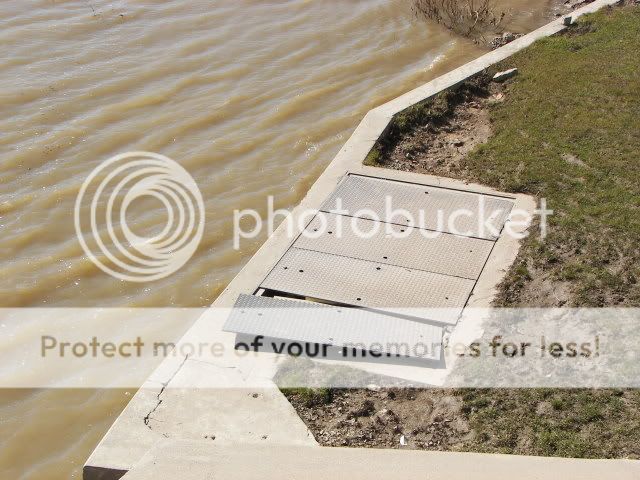 Upated Flood Pictures From The Maumee River and Fishing Spot 018