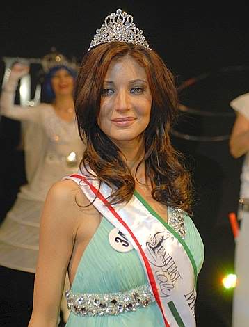 Miss Italia Universe 2010 with impressive crown 09-MU-Italy-07