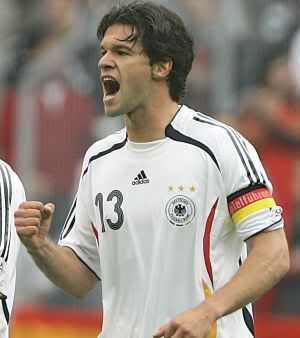 أفضل من ارتدى شارة الكابتن في عالم كرة القدم ... ادخل وشاهد Ballack25