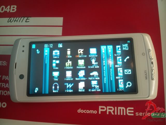 Docomo Fujisu F04b - Độc đáo với khả năng phân thân F1000043