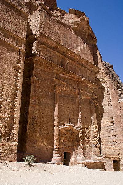  البتراء من عجائب الدنيا السبع...  400px-Petra_Tomb