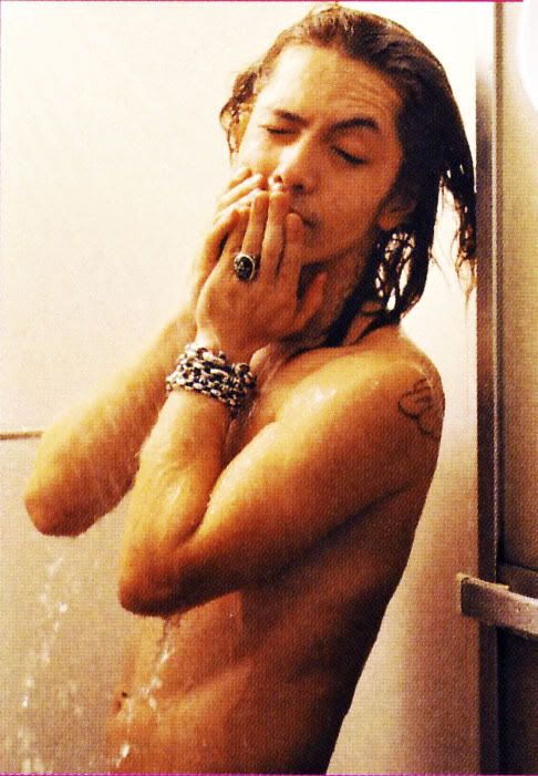 imagenes hyde medio hot XD HYDEinshower