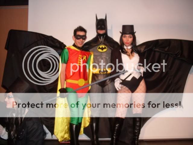 costume batman version comics, avec son dessinateur 25155_386361322350_532472350_385235