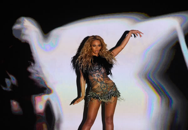 Billboard Music Awards 2011 >> Billboard Milennium Award: Beyoncé (1ª PÁG ACT.) 64863827cheleny522201193219PM