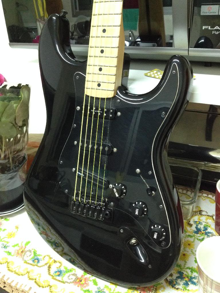 [VENDO] - Guitarra Fender Stratocaster - R$ 2.100,00 C65BFA4F-74D3-485B-960B-723606EE8C77_zps3cnxpfli