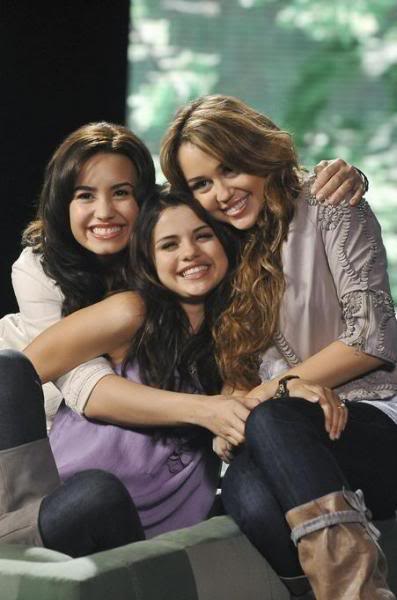 Miley with Selena and Demi:) 1_916908638l