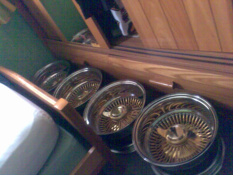 A vendre wire wheels 13" avec 2 pneus neufs Photo156