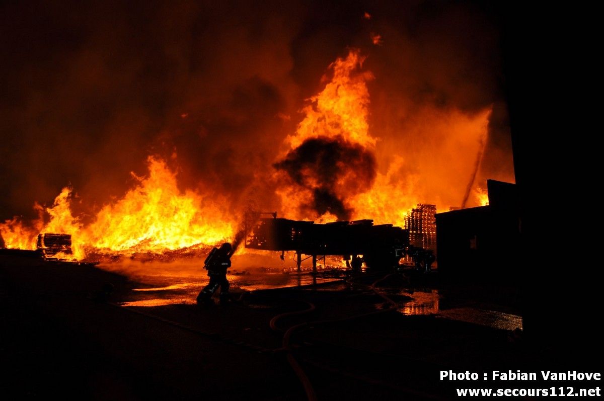 Important incendie dans un entrepôt de Gilly (30/03/2012 + photos) DSC_0280_tn