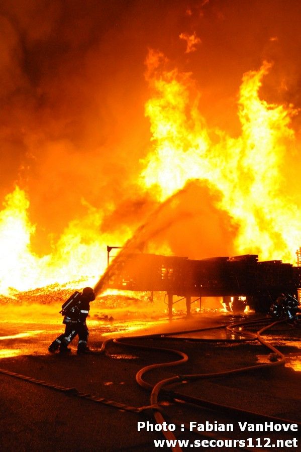 Important incendie dans un entrepôt de Gilly (30/03/2012 + photos) DSC_0285_tn