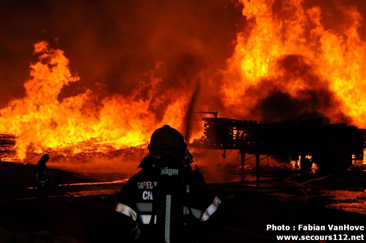 Important incendie dans un entrepôt de Gilly (30/03/2012 + photos) DSC_0290_tn