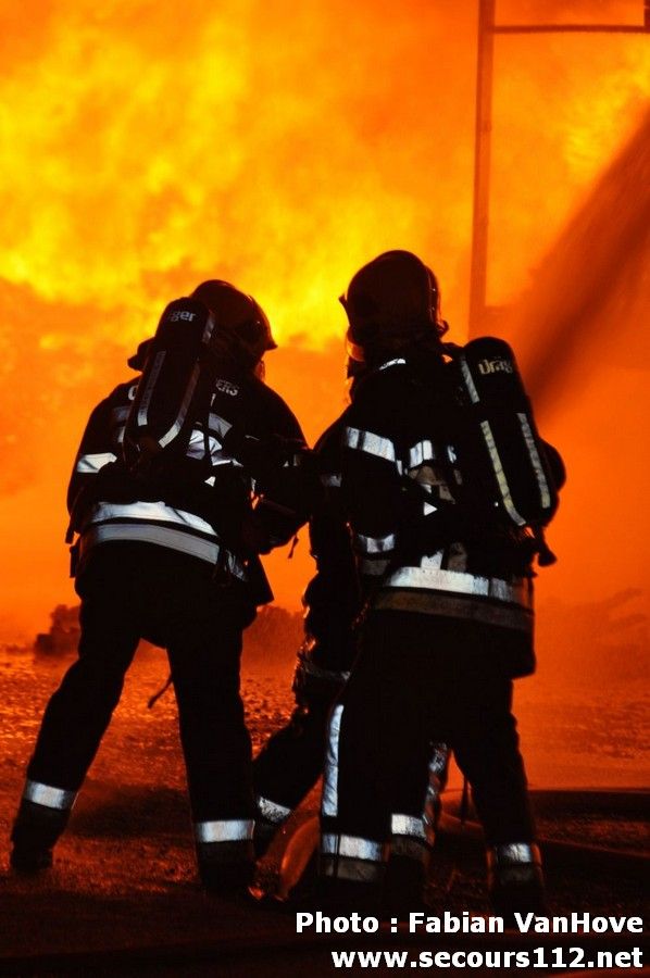 Important incendie dans un entrepôt de Gilly (30/03/2012 + photos) DSC_0295_tn