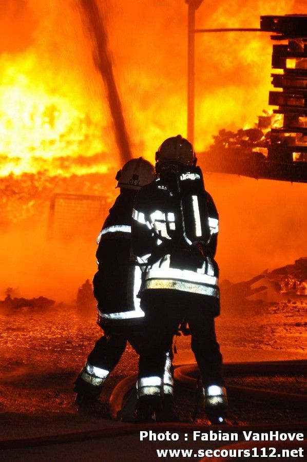 Important incendie dans un entrepôt de Gilly (30/03/2012 + photos) DSC_0297_tn