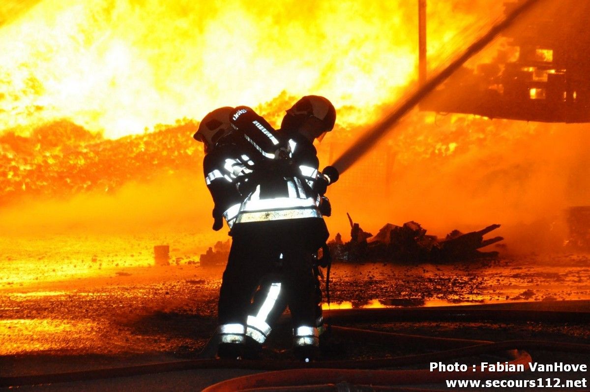 Important incendie dans un entrepôt de Gilly (30/03/2012 + photos) DSC_0302_tn-1