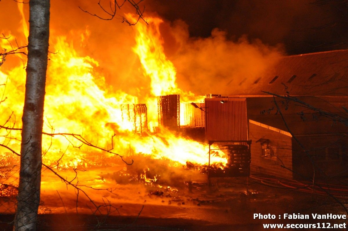 Important incendie dans un entrepôt de Gilly (30/03/2012 + photos) DSC_0309_tn