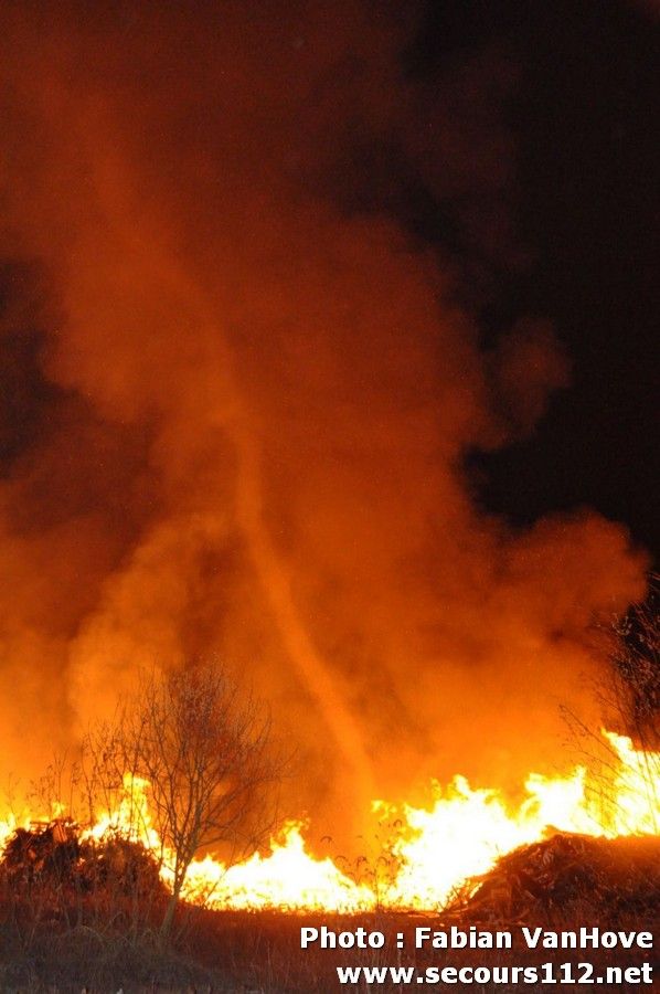 Important incendie dans un entrepôt de Gilly (30/03/2012 + photos) DSC_0327_tn
