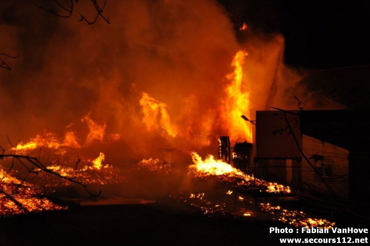 Important incendie dans un entrepôt de Gilly (30/03/2012 + photos) DSC_03294_tn